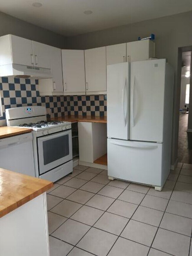 Building Photo - Beautiful 3 Bedroom, 2.1 Bath Home in Trenton!