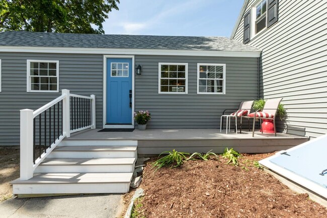 Building Photo - Cute 4 Bedroom Urban South Portland Farmhouse