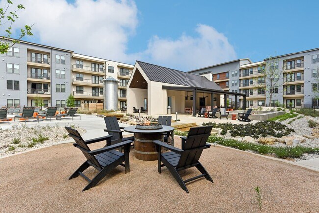 Building Photo - 2210 Lynnbrook Dr