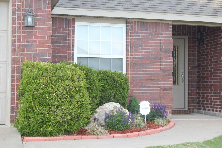 Building Photo - 4702 Southwest Golden Eagle Avenue