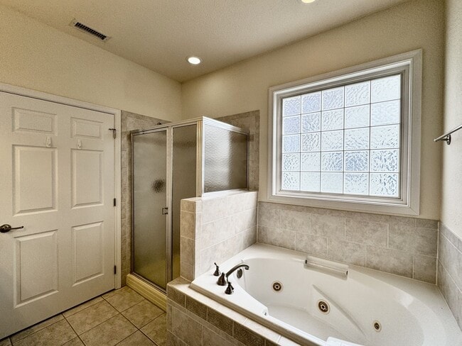 Building Photo - 3-Bedoom 1-Story Condo In Eagle Pointe! St...