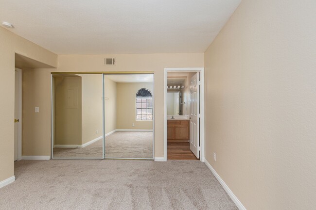 Building Photo - 2 bedroom in gated community with pool/spa...