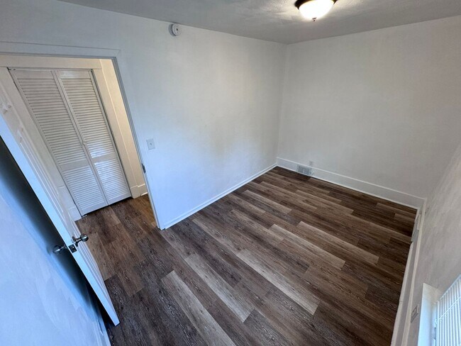 Building Photo - Fully Updated 3-Bed 1-Bath House w/ Covered Porch in Christy Park!!!