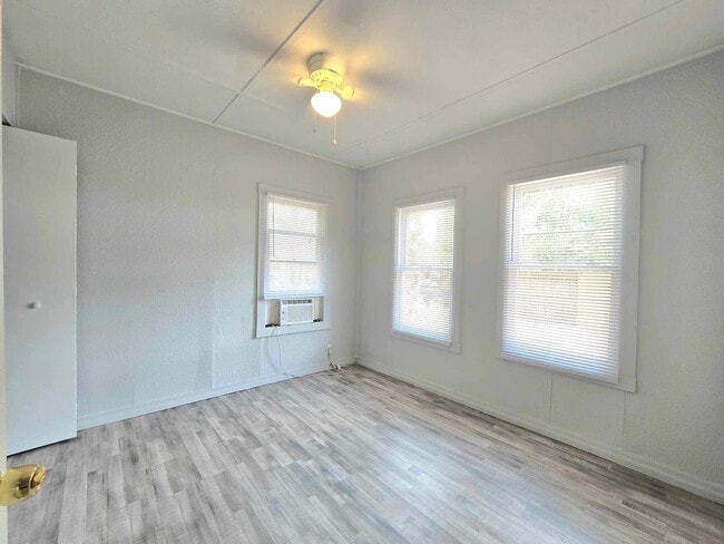 Building Photo - 2 Bed / 1 Bath Home for RENT!