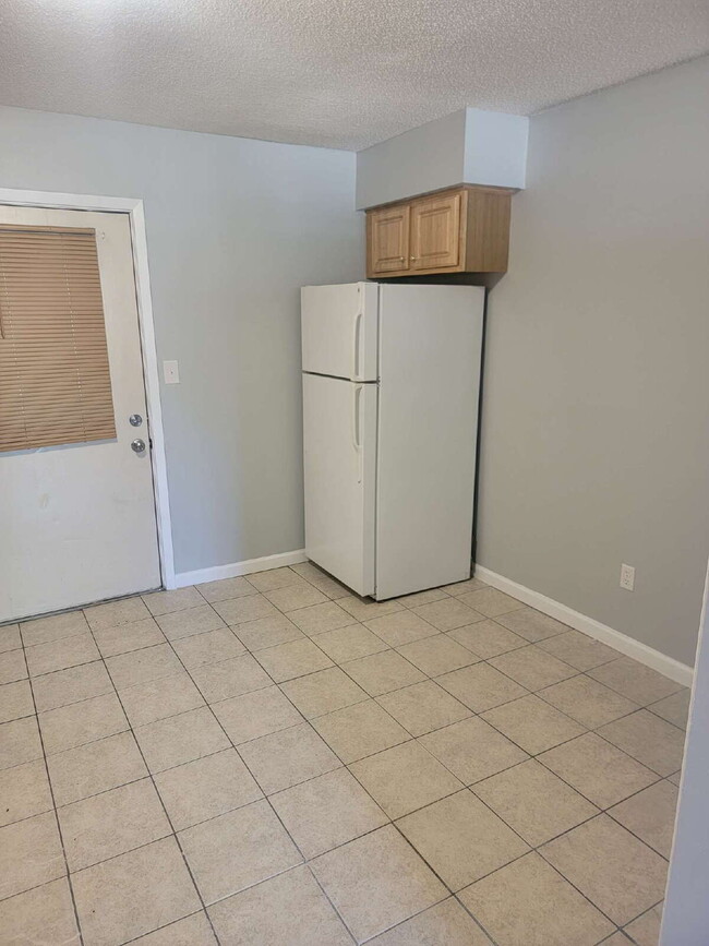 Building Photo - Fantastic location! This end unit offers the perfect blend of convenience and accessibility.