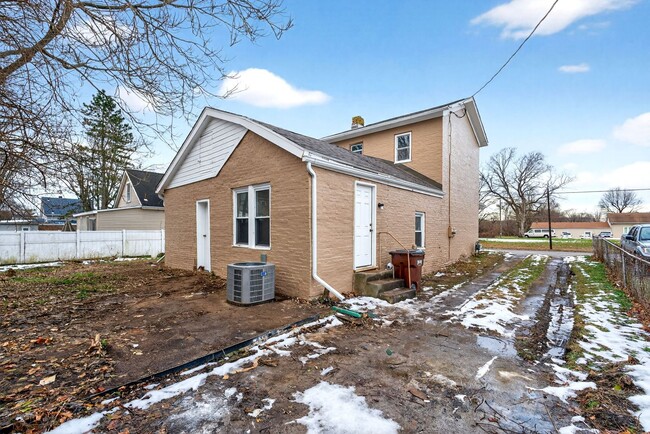 Building Photo - Newly renovated property