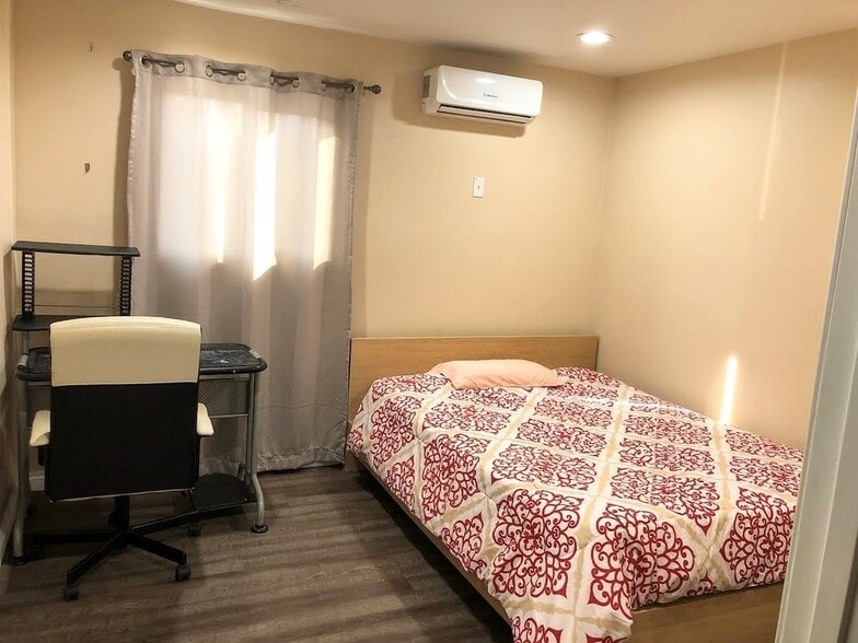 Primary Photo - 1299 W 37th Dr