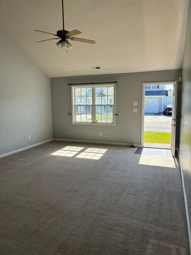 Building Photo - Delightful 2 bedroom 2.5 bath located in Hubert. Just a short drive to Camp Lejeune, area beaches...