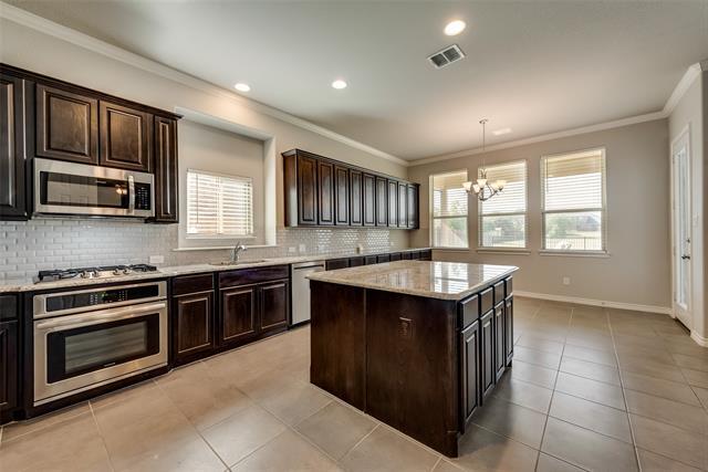 Building Photo - 9408 Lakeway Dr