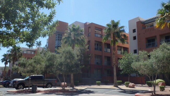 Building Photo - 2 Bedroom recently painted 2nd Floor Condo in Guard Gated Park Avenue!