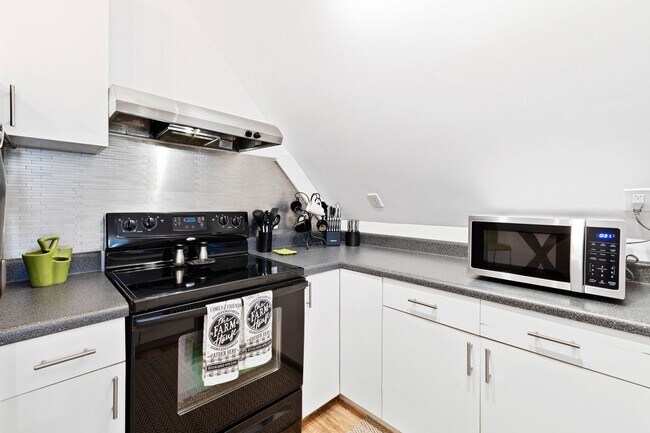 Building Photo - Tranquil loft retreat with open floorplan!...