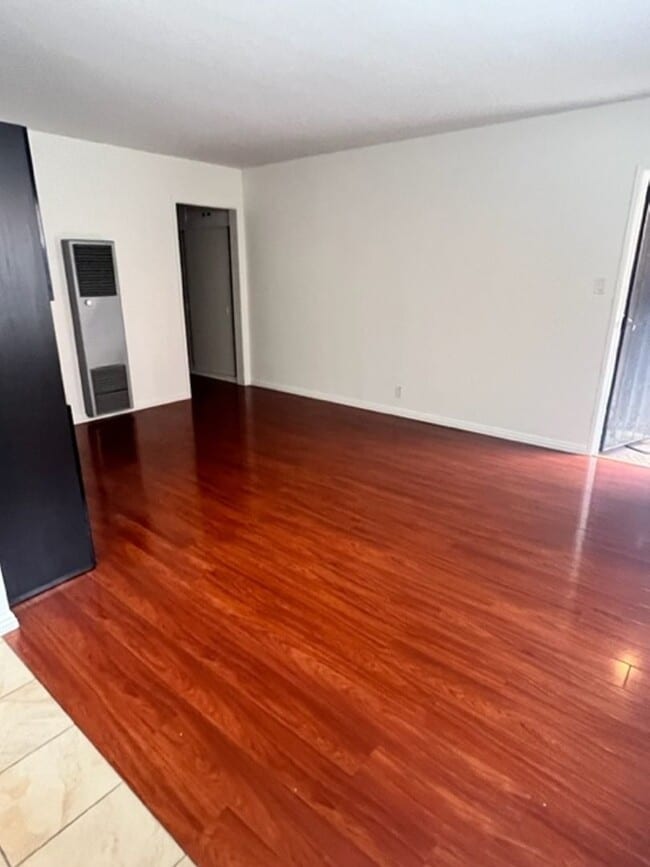 Building Photo - Beautiful One bedroom in gated complex one block from Ocean In Long Beach