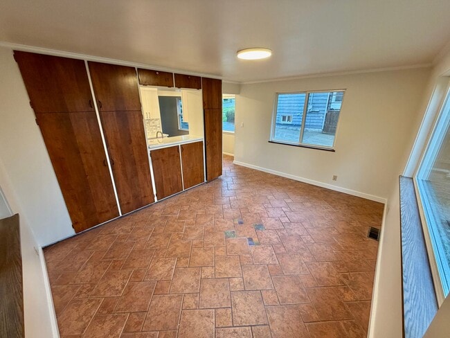 Building Photo - 323 NE 158th St