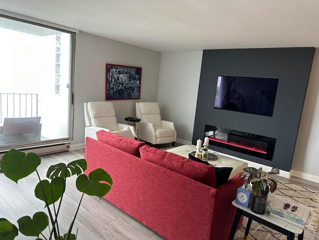 Building Photo - 6033 N Sheridan Rd