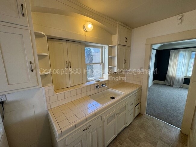 Building Photo - 3811 E 10th St