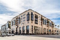 Building Photo - 39 S Los Robles Ave