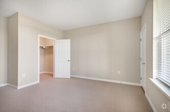Building Photo - One Bedroom Luxury Apartment (Elevator Bui...