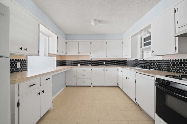 Building Photo - Vintage Home in Medical District *HALF-OFF...