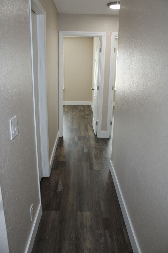 Building Photo - Updated 4 bedroom, 1 1/2 bathroom Townhome...