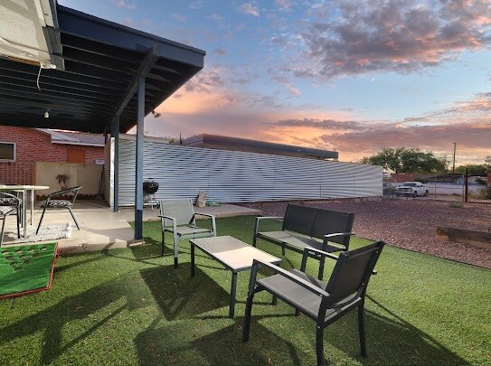 Building Photo - 2039 E 8th St