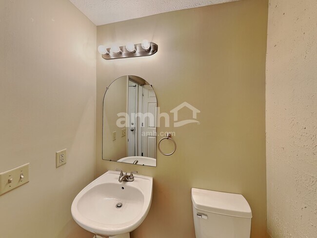 Building Photo - 742 Keltoncrest Dr