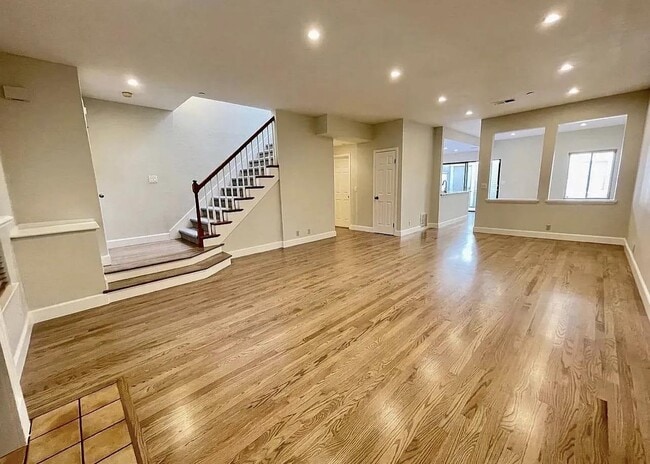 Building Photo - 959 La Mesa Terrace