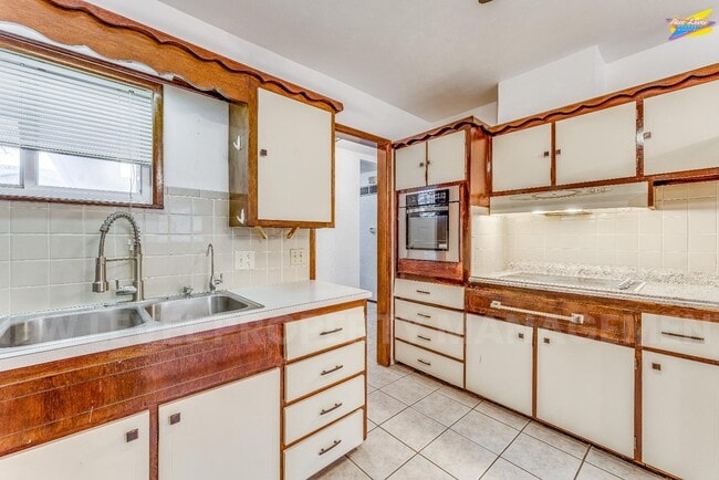 Building Photo - 8410 E Castle Dr