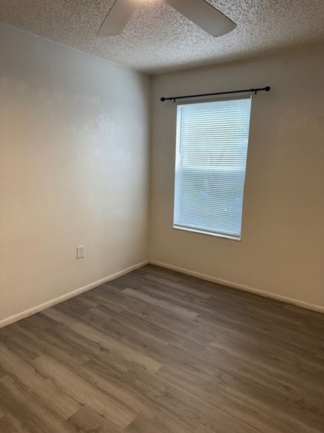 Building Photo - Large Two bedroom Condo