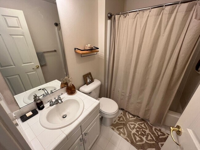 Building Photo - Incredible Forrest Park Townhome!! 2 bedroom, 2 bath, HUGE attached Garage!