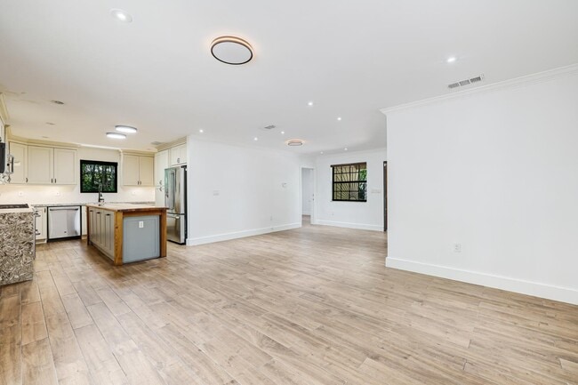 Building Photo - 7620 SW 59th Ave