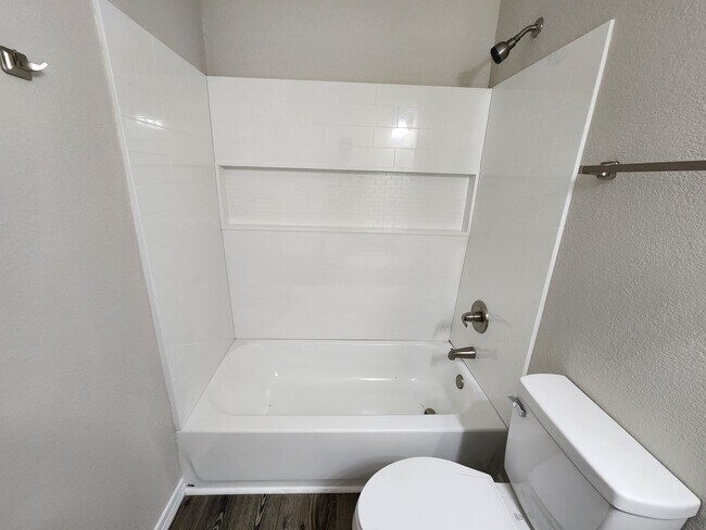 Building Photo - Spacious 2-Bedroom, 1-Bathroom Home AVAILA...
