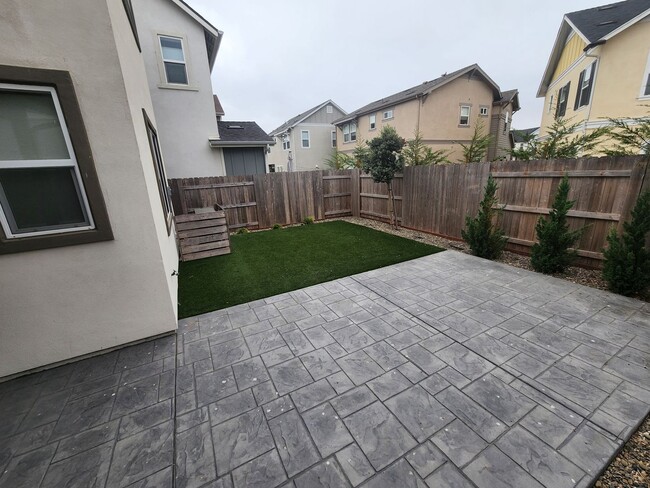 Building Photo - 3 bedroom 2.5 bath townhouse