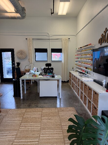 Building Photo - 532 W 10th St