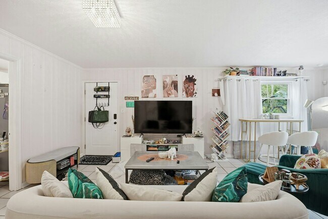 Building Photo - 1159 Arlington Pkwy NE