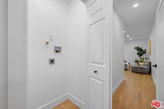 Building Photo - 5815 Saloma Ave