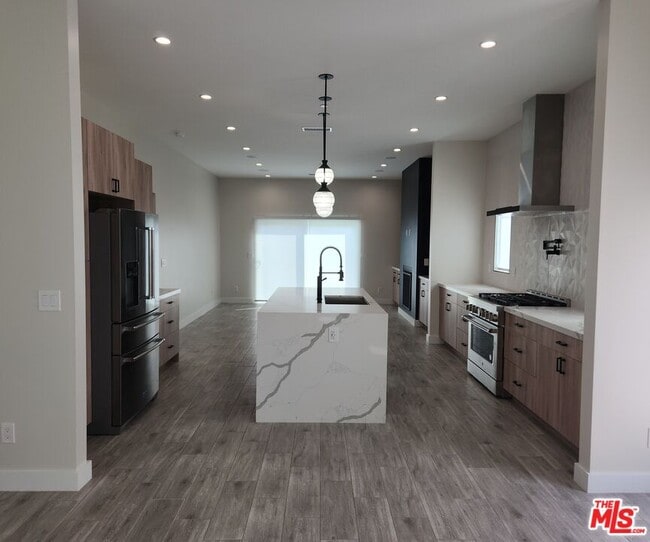 Building Photo - 422 Almond Ave