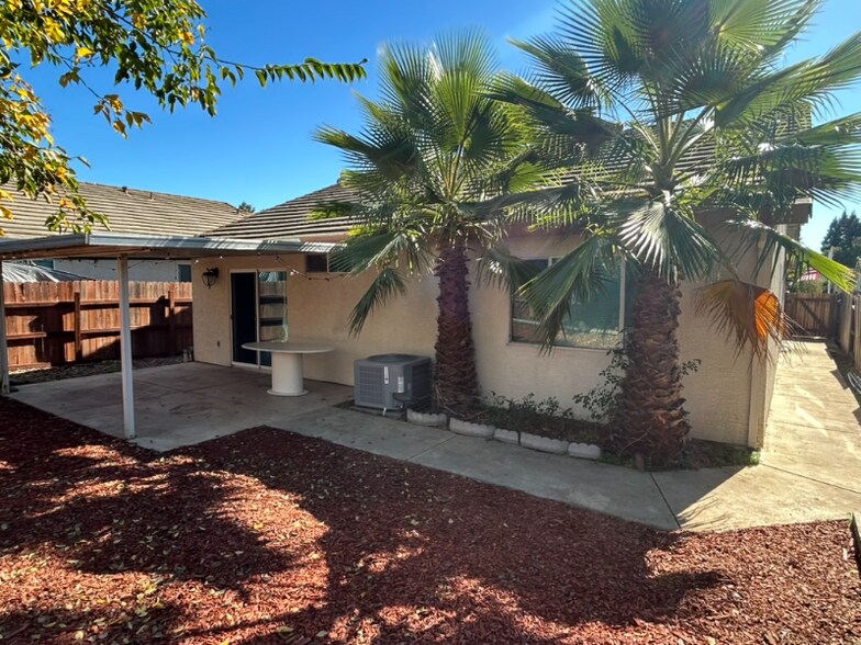 Building Photo - 8464 Banyon Tree Ct