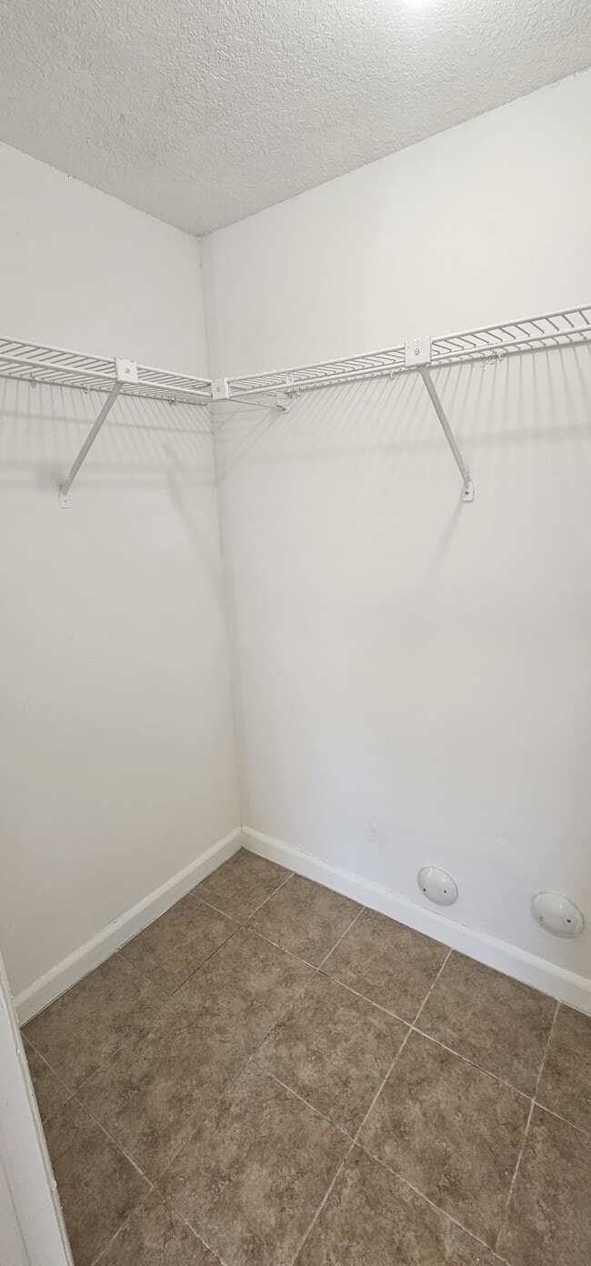 Building Photo - 6020 Shaker Wood Cir