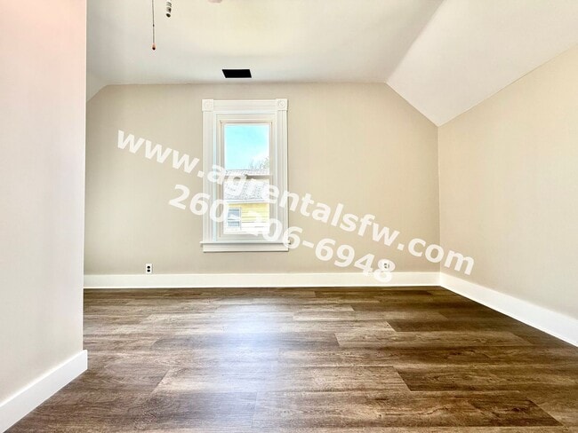 Building Photo - 615 W 4th St