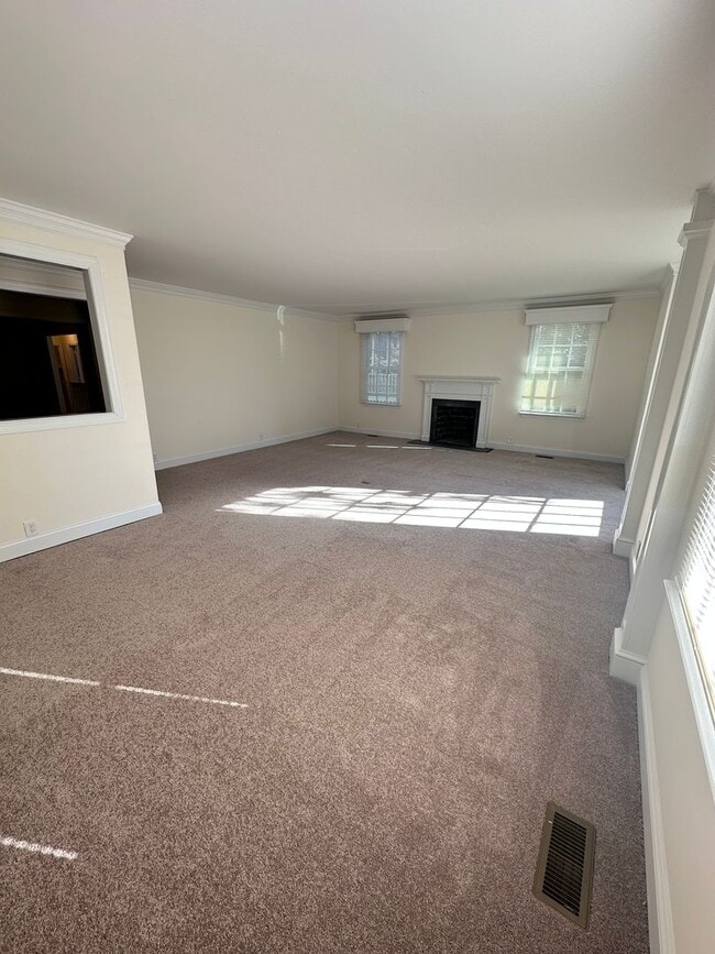 Building Photo - 503 Newport Ave