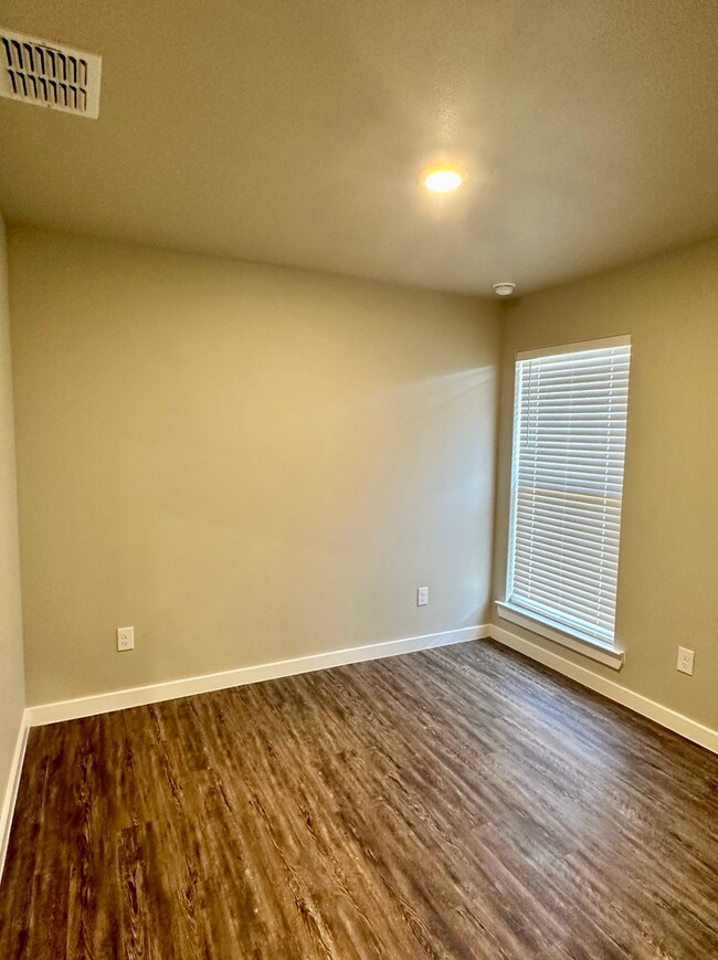 Building Photo - Stylish and Modern 3-Bedroom Duplex for Rent in Desirable Harvest Neighborhood