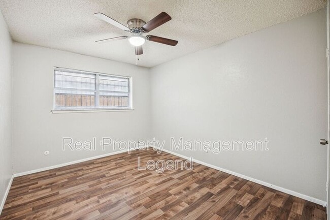 Building Photo - 8238 El Retiro Rd