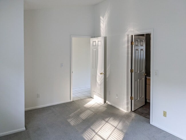 Building Photo - 2205 Crestview Dr S