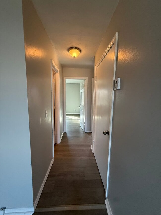 Building Photo - 2 Bed 1 Bath Duplex AVAILABLE NOW!!