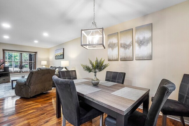 Building Photo - 2323 Woodview Ln