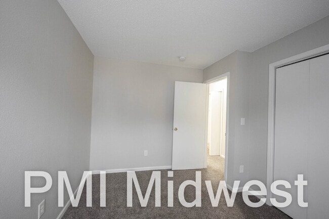 Building Photo - "Charming 4-Bed Family Home with Spacious Layout in Indianapolis!"