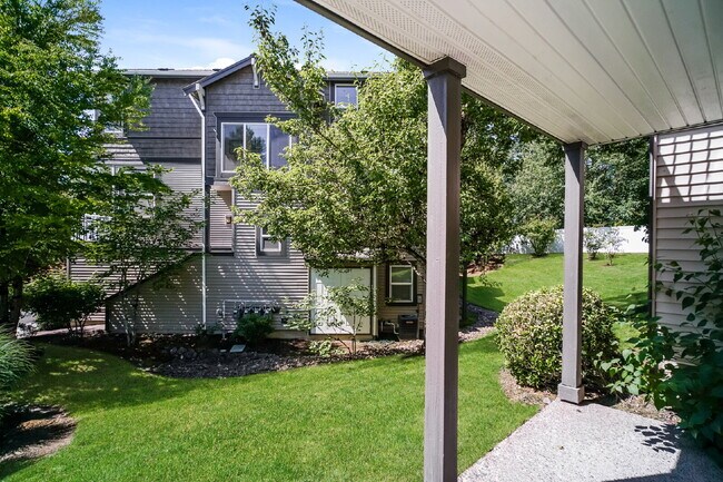 Building Photo - Charming Townhome Condo 3 Bedrooms / 2.5 B...