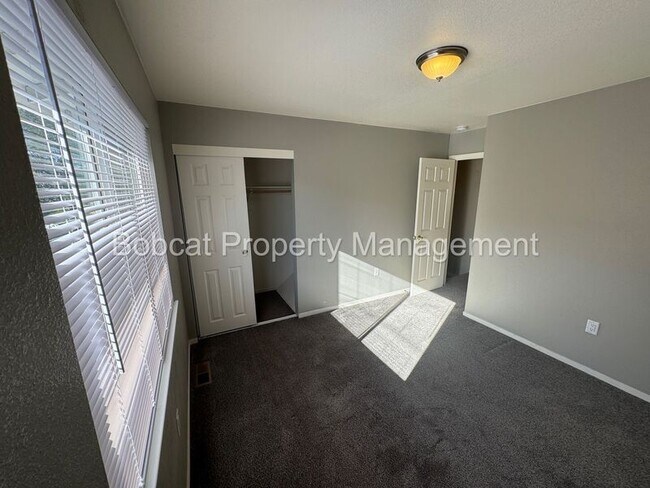 Building Photo - 3919 Pheasant Dr