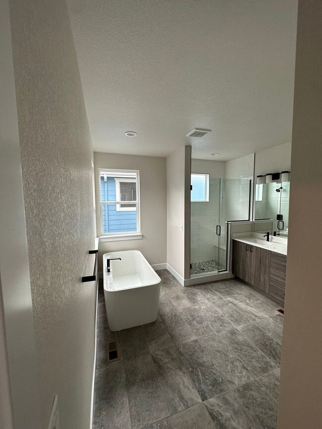 Building Photo - Beautiful Painted Prairie - 4 Bed room home - Available April!!