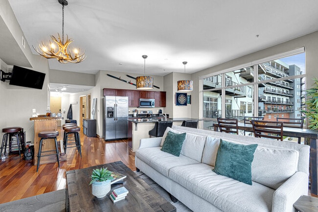 Building Photo - 106 W Seeboth St